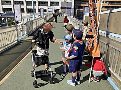 赤い羽根をどうぞ